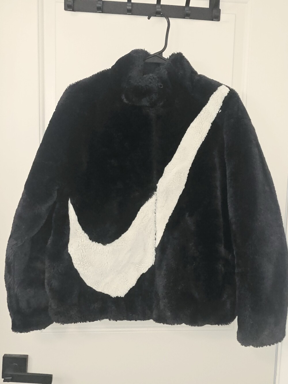 Nike Sportswear Women's Faux Fur Swoosh Jacket black/fossil colorway Small
